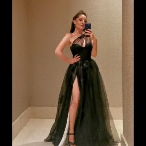 Karen Leone Instagram - Vengo de Sirius✨
A celebrar la vida y el bien de otros con amor, esto es lo más poderoso que existe.
.
Mi vestido es de @1nsmexico 
Y make up de @turrentmakeup