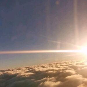 Karen Leone Instagram - Si hay algo que amo y disfruto es estar en el cielo, es como si estuviera en casa, mi corazón se expande, es como si mi alma reconociera este lugar.
Cada día valoro más el planeta, tal vez porque hay menos de lo que antes había y con este post me quiero comprometer a hacer algo significativo por el, no solo porque hoy es su día, cuando me comprometo no me gusta faltar a mi palabra, que para mí es la que más cuenta.
Todos los días hagamos algo por el, que a la vez haremos algo por nosotros mismos. Visualicemos en presente al planeta, más vivo que nunca, con más animales, más árboles, más amor.
Cuando entendamos que competir nos separa y que UNIDOS sumamos más, entendimos TODO.
.
.
#diadelatierra #unidos #cielo #sky