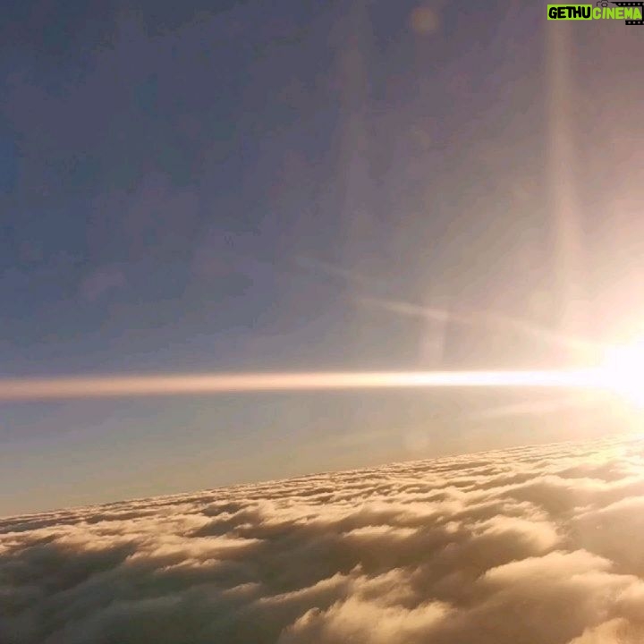 Karen Leone - 74 Likes - Si hay algo que amo y disfruto es estar en el cielo, es como si estuviera en casa, mi corazón se expande, es como si mi alma reconociera este lugar.
Cada día valoro más el planeta, tal vez porque hay menos de lo que antes había y con este post me quiero comprometer a hacer algo significativo por el, no solo porque hoy es su día, cuando me comprometo no me gusta faltar a mi palabra, que para mí es la que más cuenta.
Todos los días hagamos algo por el, que a la vez haremos algo por nosotros mismos. Visualicemos en presente al planeta, más vivo que nunca, con más animales, más árboles, más amor.
Cuando entendamos que competir nos separa y que UNIDOS sumamos más, entendimos TODO.
.
.
#diadelatierra #unidos #cielo #sky