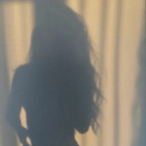 Karen Leone Instagram - Dime donde te duele para amarte más ahí... 😉🪐