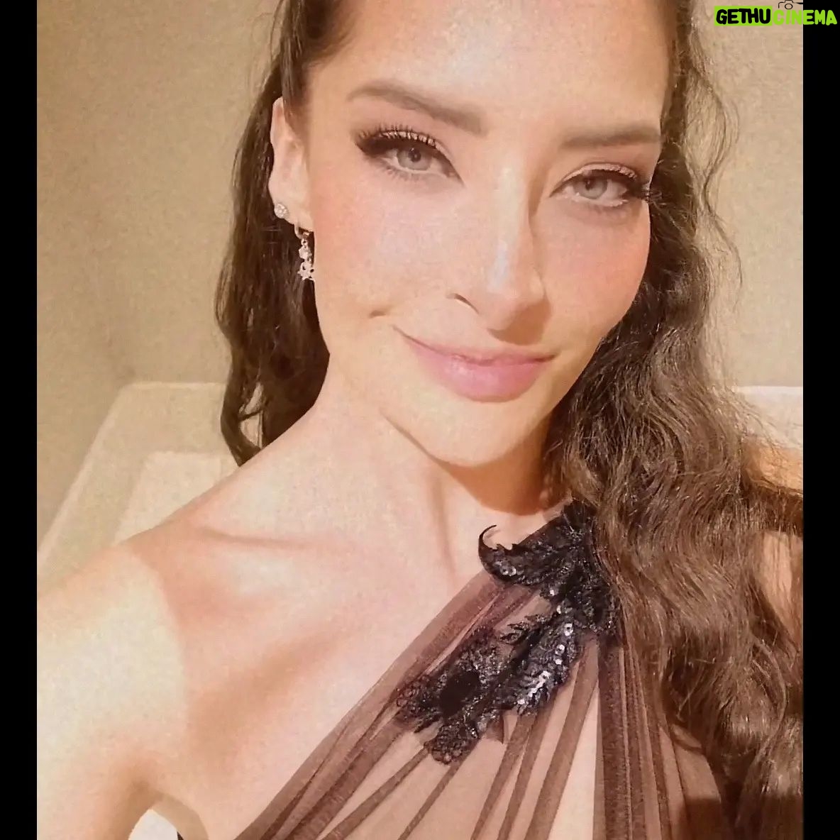 Karen Leone - 3 Likes - Vengo de Sirius✨
A celebrar la vida y el bien de otros con amor, esto es lo más poderoso que existe.
.
Mi vestido es de @1nsmexico
Y make up de @turrentmakeup
