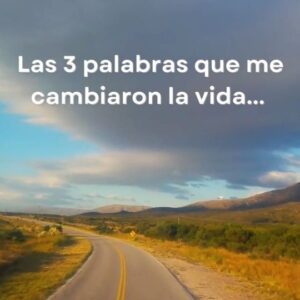 Karen Leone Instagram - Ser honesto con lo que sientes, aprender a valorar tu tiempo, tu presencia y tu valor siempre eligiendo con amor genuino. Estas 3 palabras me cambiaron la vida, aprendí a decidir desde el corazón y mi intuición. ✨💜✨
.
.
#amor #verdad #alegria