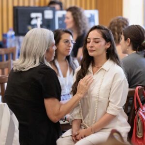 Karen Leone Instagram - Sanarnos entre todos, encontrar seres donde conectemos desde la vulnerabilidad, compasión y amor. A celebrar la vida, a vivirla con inocencia, felicidad, gozo y gloria.
Hermosa experiencia @bodhimedicineinstitute
Feliz de descubrir las 5 Leyes Biológicas, amo!