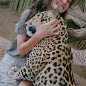 Karen Leone Instagram - Soy una niña muy feliz 😁🦁🐆🦌🦦💜✨
Amo profundamente la conexión con animales 😍
Y a ti que te hace feliz? 
.
.
.
. 
.
#jaguar #amor #familia #leon #lioness #love #safari