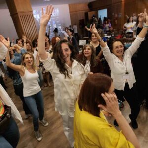 Karen Leone Instagram - Sanarnos entre todos, encontrar seres donde conectemos desde la vulnerabilidad, compasión y amor. A celebrar la vida, a vivirla con inocencia, felicidad, gozo y gloria.
Hermosa experiencia @bodhimedicineinstitute
Feliz de descubrir las 5 Leyes Biológicas, amo!