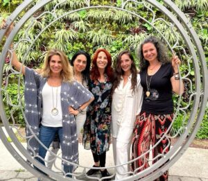 Karen Leone Instagram - Gracias infinitas @bodhimedicineinstitute por compartir Las 5 leyes biológicas de Dr. Hammer. Me cambió la vida en todo sentido.
Gracias @drnirdoshkohra por compartir tu conocimiento y crear esta tribu maravillosa con tanto amor. Gracias a todo el equipo maravilloso por sostenerme @claudiamejiaturnbull @tatiana_solana_amarcura  por la foto final @serdigitalmedia y a todos los que me enviaron esas fotos tan lindas,estos momentos se quedan guardados en mi corazón. Gracias tribu porque juntos hicimos magia, bendecida por conocer a cada uno de ustedes. Vean la foto final y me dicen si se encontraron✨💜✨
.
.
.
#tribu #bodhimedicine #5leyesbiologicas #drhammer