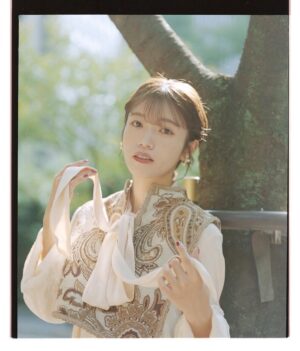 Karen Miyama Instagram - さぁさぁ大事なお知らせ。
.
.
.
.
.
＜美山加恋27歳記念2024ポスターカレンダー＞

販売開始‼️✨

ということで、アザーカットも解禁🎉

A3サイズのポスターカレンダー！
まっすぐこちらを見つめる美山が印象的な
インテリアとしてもお楽しみいただける１枚です。

サイトから購入していただくと、当日お渡し会参加対象となります！

クリスマスイブイブ。🎅
会場でお会いしましょう☺︎
 
ーーーーーー
仕様：A3（297mm×420mm）
紙質：アラベールスノーホワイト
ーーーーーー

こちらから👇(ストーリーにあげますが、FCサイトの特設バナーからどうぞ！)
https://store.plusmember.jp/shop/products/list.php?category_id=1607