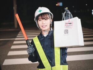 Karen Miyama Instagram - 【正直不動産2 第６話「春よ来い」】

NHK総合/プレミアム4Kにて本日22時より放送！
出演します☺︎

いろんな格好で必死に働く清川です。💰

「家賃が払えない人は夢を諦めないとダメですか。」

春先に向かってバタバタとするこの頃。
同じような想いを背負っている人の背中を優しく撫でてあげられるような時間になりますように。

素敵な現場でした☺︎
ぜひご覧ください。