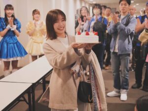 Karen Miyama Instagram - 【#アイドル失格 第９話】

今週はいよいよテトラに会いに！
撮影日は27歳の誕生日でした✨
ケイタやテトラの皆さんやネギくん、エキストラで参加してくださったファンの皆さん、そして今週のゲスト四千頭身の石橋遼大さんもお祝いしてくださいました！

咲良の内心はそれどころじゃありませんが。笑
「よかったじゃんクソ野郎にならなくて」あの言葉はどうなるの。
アイドルとファンだったはずの2人を目の当たりにして、なにを思う。😶‍🌫️

ぜひご覧ください
@bs260_idolshikkaku