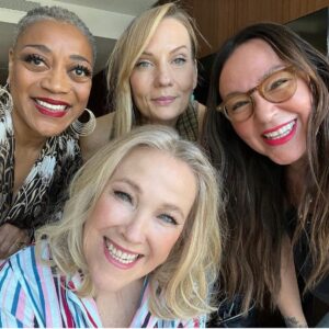 Karen Robinson Instagram - Honestly, some days are just better than others. #canadianscreenawards #schittscreek #reunion #catherineohara #canadianicon 

💃🏽 @bananarepublic 
👢 @zara 
💫with especial thanks to @lifeofmanek 💫

Earrings @tribalrhythmvintage 
Hairstyling @ana_sorys 

💇🏽 @plotztwist 
💋 @luckymakeup 
📸 @georgepimentel1 @luckymakeup et moi!