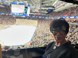 Karen Robinson Instagram - Guys! We went to the hockey game! And we won! I don’t think those two things are UN-related. #lawandordertoronto in da house!!!!
Huge thanks to our hosts @city_tv and @rogers 🙏🏽🙏🏽🙏🏽 Sooooo much fun was had! Don’t miss the premiere of #lawandordertoronto - Thursday 8pm on @city_tv !!!❤️📺🇨🇦
📸 @ana_sorys & @amycameron19
💇🏽‍♀️ @ana_sorys
💋@luckymakeup
🕴️@lifeofmanek