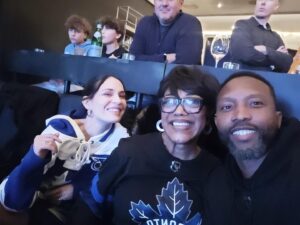 Karen Robinson Instagram - Guys! We went to the hockey game! And we won! I don’t think those two things are UN-related. #lawandordertoronto in da house!!!!
Huge thanks to our hosts @city_tv and @rogers 🙏🏽🙏🏽🙏🏽 Sooooo much fun was had! Don’t miss the premiere of #lawandordertoronto - Thursday 8pm on @city_tv !!!❤️📺🇨🇦
📸 @ana_sorys & @amycameron19
💇🏽‍♀️ @ana_sorys
💋@luckymakeup
🕴️@lifeofmanek