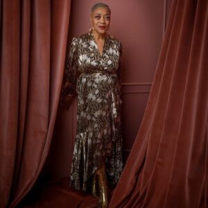 Karen Robinson Instagram - Honestly, some days are just better than others. #canadianscreenawards #schittscreek #reunion #catherineohara #canadianicon 

💃🏽 @bananarepublic 
👢 @zara 
💫with especial thanks to @lifeofmanek 💫

Earrings @tribalrhythmvintage 
Hairstyling @ana_sorys 

💇🏽 @plotztwist 
💋 @luckymakeup 
📸 @georgepimentel1 @luckymakeup et moi!