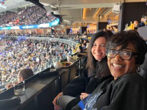 Karen Robinson Instagram - Guys! We went to the hockey game! And we won! I don’t think those two things are UN-related. #lawandordertoronto in da house!!!!
Huge thanks to our hosts @city_tv and @rogers 🙏🏽🙏🏽🙏🏽 Sooooo much fun was had! Don’t miss the premiere of #lawandordertoronto - Thursday 8pm on @city_tv !!!❤️📺🇨🇦
📸 @ana_sorys & @amycameron19
💇🏽‍♀️ @ana_sorys
💋@luckymakeup
🕴️@lifeofmanek