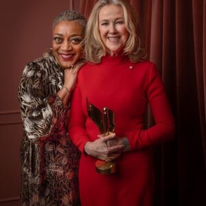 Karen Robinson Instagram - Eeeeeeeeeeeeeeeeeeeeee!!!! #captionthis #catherineohara #schittscreek #swoon 🇯🇲🇨🇦 📸 @georgepimentel1