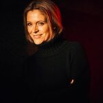 Karen Damen Instagram – Een kus op haar wang, alsof ik haar een maand geleden nog eens had gesproken. Zo voelde het onmiddellijk bij @karendamen vanaf binnenkomst in het bedrijfsrestaurant van @aed_studios en dat was heerlijk! Onze twee uren samen vlogen voorbij. Er werd veel gepraat, nog meer gelachen en ook een pact gesloten. Van begrip voor haar flapuit zijn en bescherming daarvan. Van een vrouw naar een ander toe met onnoemelijk veel respect.

Karen, je bent graaaaaaaf! ❤️

📷 @switn 

Koop de weekend🗞️ of:

👉🏻https://www.demorgen.be/a-b9c05408