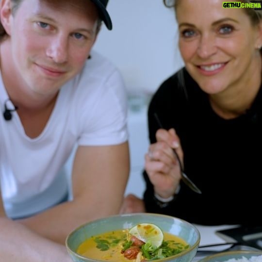 Karen Damen Instagram - THAISE CURRY! Karen's lievelingsgerecht! Gekruid met veel chili en nog meer slappe lach!🤣 Wat een heerlijke middag! 🫶Laat even in de caption weten wat jouw lievelingsgerecht is!👇 👉Dit heb je nodig ( 2-4p) 2 stengels citroengras 5 cm galangal ( of gember) 3 tl sambal 2 sjalotjes 4 tenen look 3 el neutrale olie ( pinda bvb) 10 blaadjes limoenblad ( uit diepvries) 3 takken koriander ( liefst met wortel) 1 el peperbollen 1 el korianderzaad 1 el komijn 1 el suiker 1 limoen 1 grote tl garnalenpasta 100 g kerstomaten 2 el tomatenpuree 1.5 bouillonblokje kip 2 kipfilets 1 selder Extra Kerstomaatjes 800 ml kokosmelk Lente-ui Extra: rijst 👉 rooster de peperbollen en korianderzaad. Doe samen met de komijn in een blender ( of mixer) samen met fijngesneden galangal, 1 stengel fijngesneden citroengras, de look, Sjalotten, 6 limoenblad, de sambal en 3 takken koriander en de garnalenpasta. Voeg de olie toe en maak er een pasta van. Bak de pasta in een scheut olie en roer voortdurend zodat er niets aanbakt. Bak ongeveer 8 minuten. Voeg dan de suiker, een tweede citroengras, het overgebleven limoenblad de kerstomaatjes en wat limoen toe. Blus met de kokosmelk en laat pruttelen. Voeg wat passata toe. Laat 15 min pruttelen. Haal door een zeefje Snijd de kip in zeer fijne plakjes. Snijd de selder fijn en voeg toe samen met de kip en tomaat. Laat nog 10 min pruttelen en serveer!🥰 Werk af met lente-ui, koriander, limoen en extra spice #curry #spicy #oosters #thais #kip #koken #recepten #foodreel #foodvideo #karendamen #themessychef