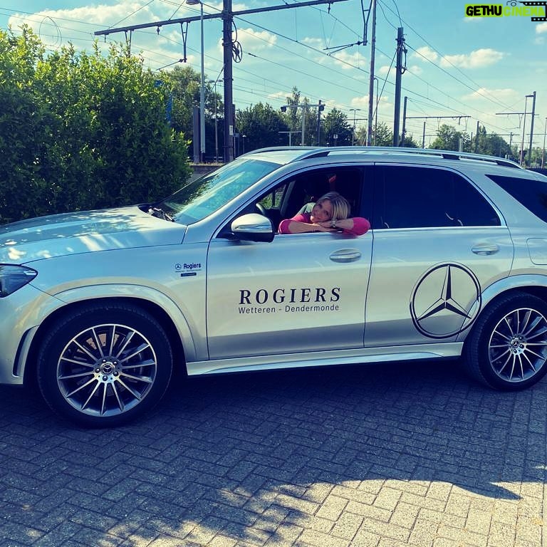 Karen Damen Instagram - Tot ziens, trouwe vriend, Gentle Giant GLE EQ power π’π die mij de voorbije 6 weken overal veilig naartoe bracht. Het was mij een waar genoegen. Hopelijk tot snel! π@mercedesbenzrogiers @mercedesbenz_belgium