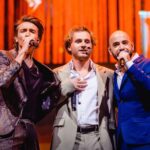 Karen Damen Instagram - Wat een dag, wat een feest, wat een eer om met deze heerlijke bende op het podium te mogen staan… Maar vooral: Wat ben ik trots om deel te mogen uitmaken van de mooiste Familie van het land! Dankjewel aan iedereen die dit mogelijk heeft gemaakt! ♥️🙏 @vtmfamilie #30jaarfamilie @lotto.arena