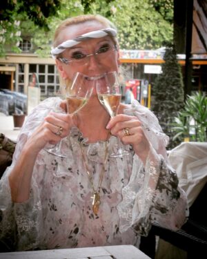 Karen Damen Instagram - Nicolleke, schoon madam. Plezante madam. Rust zacht, lieve vrouw. Wat ben ik blij dat ik jou heb mogen kennen. Voor altijd in mijn ♥️ #ripnicolejosy