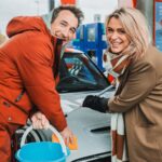 Karen Damen Instagram - Carwash tijd! 🧼 Karen en Andy wassen auto’s om geld in te zamelen voor de JEZ!-Collectebus. Vlaams-Brabant, zet jullie schrap voor dit duo! 😜 #degrotejezactieweek