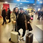 Karen Damen Instagram – Met een klein hartje deze twee schatten gaan uitzwaaien. 💔Have fun, lieverds! @sky_vdw @stephanievanderwee #london