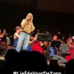 Karen Damen Instagram – TB naar afgelopen donderdag. Het eerste concert van de Liefde Voor De Zorg reeks, samen met @seandhondt en @genethomasmusic maar vooral met het European Philharmonica. Ik mocht gewoon optreden met een symfonisch orkest!!! 😍🙏 #dreamscancometrue Volgende week dinsdag (28/6) staan we in @desingelartcentre in Antwerpen! : Tickets en info: https://liefdevoordezorg.be