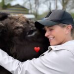 Karen Damen Instagram - Niks dan liefde voor deze beestjes en voor iedereen die zo goed voor hen zorgt bij @balkenendedonkieshuis Trotse meter van deze fantastische vzw die zich inzet voor verwaarloosde ezeltjes die zijn afgestaan of in beslag genomen. Je kan je nog inschrijven voor een ezelskamp de 2de week van de Paasvakantie! Veel plezier! 🫏 ♥️