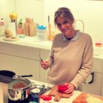 Karen Damen Instagram – I cook with wine. Sometimes I even add it to the food.🤪 Met mijn code ‘HELLOKAREN75’ ontvang je nu tot wel 75€ korting op je eerste drie boxen! Zowel voor oude als nieuwe HelloFresh’ers💚 (als je meer dan 3 maanden geleden je lidmaatschap hebt opgezegd). @hellofreshbe #hellofreshbe
