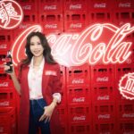 Karen Mok Man-Wai Instagram – 情與義 值千金🤝

今日嚟咗 @cocacolahk 《食神》嚐聚滋味館，火雞姐嘅感覺返哂嚟，個人仲自信咗、大隻咗⋯講笑啫！

多謝 @cocacolahk 同  @hingkeehk 今次重現咗咁多經典 《食神》場景，唔單止有得試限定黯然銷魂飯，仲有得VR打牛丸乒乓波，啲回憶真係返晒嚟～

你都快啲過嚟廟街嘅可口可樂® 《食神》嚐聚滋味館，一齊嚐盡情與義滋味啦！開到 3 月 10 號咋～

#CocaColaHK #可口可樂 #RecipeForMagic #Foodmarks #人情滋味 #嚐聚在一起 #情與義 #可口可樂食神嚐聚滋味館