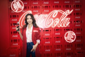Karen Mok Man-Wai Instagram - 情與義 值千金🤝

今日嚟咗 @cocacolahk 《食神》嚐聚滋味館，火雞姐嘅感覺返哂嚟，個人仲自信咗、大隻咗⋯講笑啫！

多謝 @cocacolahk 同  @hingkeehk 今次重現咗咁多經典 《食神》場景，唔單止有得試限定黯然銷魂飯，仲有得VR打牛丸乒乓波，啲回憶真係返晒嚟～

你都快啲過嚟廟街嘅可口可樂® 《食神》嚐聚滋味館，一齊嚐盡情與義滋味啦！開到 3 月 10 號咋～

#CocaColaHK #可口可樂 #RecipeForMagic #Foodmarks #人情滋味 #嚐聚在一起 #情與義 #可口可樂食神嚐聚滋味館