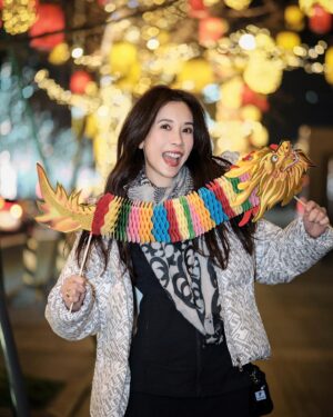 Karen Mok Man-Wai Instagram - 新的一年❣️龍光煥發🌟

Radiant Beginnings in the New Year✨

#莫文蔚 #KarenMOK #莫貓寶貝來拜年  #新年快樂 #龍年行大運 #龍年大吉  #LunarNewYear #YearoftheDragon #tommyhilfiger