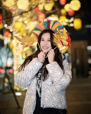 Karen Mok Man-Wai Instagram - 新的一年❣️龍光煥發🌟

Radiant Beginnings in the New Year✨

#莫文蔚 #KarenMOK #莫貓寶貝來拜年  #新年快樂 #龍年行大運 #龍年大吉  #LunarNewYear #YearoftheDragon #tommyhilfiger
