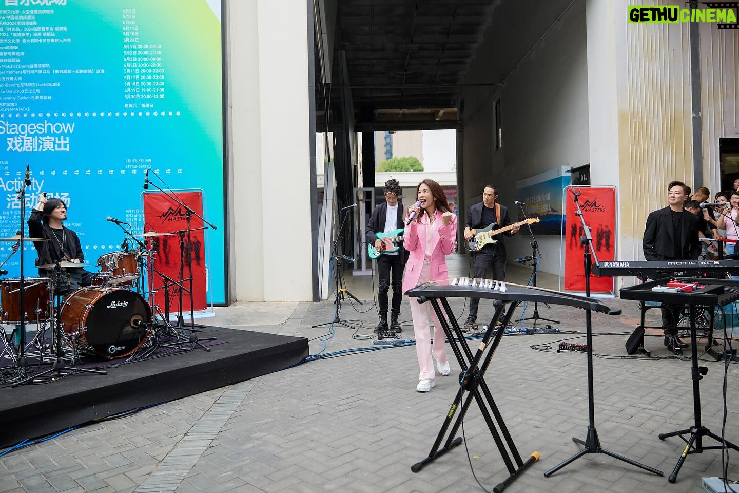 Karen Mok Man-Wai Instagram - 《豹變》首唱 with The Masters!
@terrychan808 @araiz @jamesjhl & @lawrencekumusic
Great times! 🎉 Check out my new toy - the electric Guzheng! Karen: 👗: @tomford ⛓️: @boucheron 👠: @rogervivier 💇♀️: @carrcheng 💄: @lingchan_makeup 📸: @janshenphoto Styling by @alvingoh The Masters: @lanecrawford #古箏 #flashmob #豹變#somethingbig #thebigbigshow #themasters #鳥巢 #莫文蔚 #KarenMOK