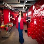 Karen Mok Man-Wai Instagram – 情與義 值千金🤝

今日嚟咗 @cocacolahk 《食神》嚐聚滋味館，火雞姐嘅感覺返哂嚟，個人仲自信咗、大隻咗⋯講笑啫！

多謝 @cocacolahk 同  @hingkeehk 今次重現咗咁多經典 《食神》場景，唔單止有得試限定黯然銷魂飯，仲有得VR打牛丸乒乓波，啲回憶真係返晒嚟～

你都快啲過嚟廟街嘅可口可樂® 《食神》嚐聚滋味館，一齊嚐盡情與義滋味啦！開到 3 月 10 號咋～

#CocaColaHK #可口可樂 #RecipeForMagic #Foodmarks #人情滋味 #嚐聚在一起 #情與義 #可口可樂食神嚐聚滋味館