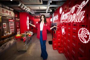 Karen Mok Man-Wai Instagram - 情與義 值千金🤝

今日嚟咗 @cocacolahk 《食神》嚐聚滋味館，火雞姐嘅感覺返哂嚟，個人仲自信咗、大隻咗⋯講笑啫！

多謝 @cocacolahk 同  @hingkeehk 今次重現咗咁多經典 《食神》場景，唔單止有得試限定黯然銷魂飯，仲有得VR打牛丸乒乓波，啲回憶真係返晒嚟～

你都快啲過嚟廟街嘅可口可樂® 《食神》嚐聚滋味館，一齊嚐盡情與義滋味啦！開到 3 月 10 號咋～

#CocaColaHK #可口可樂 #RecipeForMagic #Foodmarks #人情滋味 #嚐聚在一起 #情與義 #可口可樂食神嚐聚滋味館