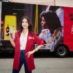 Karen Mok Man-Wai Instagram – 情與義 值千金🤝

今日嚟咗 @cocacolahk 《食神》嚐聚滋味館，火雞姐嘅感覺返哂嚟，個人仲自信咗、大隻咗⋯講笑啫！

多謝 @cocacolahk 同  @hingkeehk 今次重現咗咁多經典 《食神》場景，唔單止有得試限定黯然銷魂飯，仲有得VR打牛丸乒乓波，啲回憶真係返晒嚟～

你都快啲過嚟廟街嘅可口可樂® 《食神》嚐聚滋味館，一齊嚐盡情與義滋味啦！開到 3 月 10 號咋～

#CocaColaHK #可口可樂 #RecipeForMagic #Foodmarks #人情滋味 #嚐聚在一起 #情與義 #可口可樂食神嚐聚滋味館