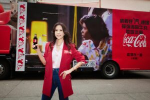 Karen Mok Man-Wai Instagram - 情與義 值千金🤝

今日嚟咗 @cocacolahk 《食神》嚐聚滋味館，火雞姐嘅感覺返哂嚟，個人仲自信咗、大隻咗⋯講笑啫！

多謝 @cocacolahk 同  @hingkeehk 今次重現咗咁多經典 《食神》場景，唔單止有得試限定黯然銷魂飯，仲有得VR打牛丸乒乓波，啲回憶真係返晒嚟～

你都快啲過嚟廟街嘅可口可樂® 《食神》嚐聚滋味館，一齊嚐盡情與義滋味啦！開到 3 月 10 號咋～

#CocaColaHK #可口可樂 #RecipeForMagic #Foodmarks #人情滋味 #嚐聚在一起 #情與義 #可口可樂食神嚐聚滋味館