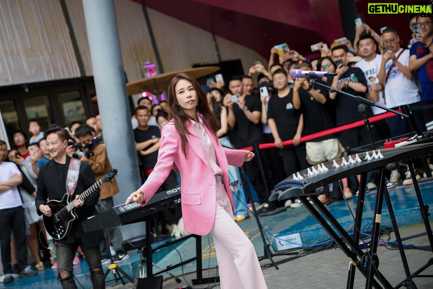 Karen Mok Man-Wai Instagram - 《豹變》首唱 with The Masters!
@terrychan808 @araiz @jamesjhl & @lawrencekumusic
Great times! 🎉 Check out my new toy - the electric Guzheng! Karen: 👗: @tomford ⛓️: @boucheron 👠: @rogervivier 💇♀️: @carrcheng 💄: @lingchan_makeup 📸: @janshenphoto Styling by @alvingoh The Masters: @lanecrawford #古箏 #flashmob #豹變#somethingbig #thebigbigshow #themasters #鳥巢 #莫文蔚 #KarenMOK