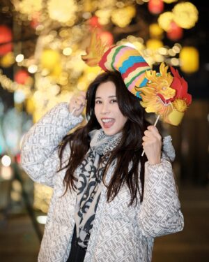 Karen Mok Man-Wai Instagram - 新的一年❣️龍光煥發🌟

Radiant Beginnings in the New Year✨

#莫文蔚 #KarenMOK #莫貓寶貝來拜年  #新年快樂 #龍年行大運 #龍年大吉  #LunarNewYear #YearoftheDragon #tommyhilfiger