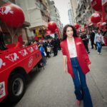 Karen Mok Man-Wai Instagram – 情與義 值千金🤝

今日嚟咗 @cocacolahk 《食神》嚐聚滋味館，火雞姐嘅感覺返哂嚟，個人仲自信咗、大隻咗⋯講笑啫！

多謝 @cocacolahk 同  @hingkeehk 今次重現咗咁多經典 《食神》場景，唔單止有得試限定黯然銷魂飯，仲有得VR打牛丸乒乓波，啲回憶真係返晒嚟～

你都快啲過嚟廟街嘅可口可樂® 《食神》嚐聚滋味館，一齊嚐盡情與義滋味啦！開到 3 月 10 號咋～

#CocaColaHK #可口可樂 #RecipeForMagic #Foodmarks #人情滋味 #嚐聚在一起 #情與義 #可口可樂食神嚐聚滋味館