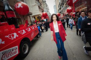 Karen Mok Man-Wai Instagram - 情與義 值千金🤝

今日嚟咗 @cocacolahk 《食神》嚐聚滋味館，火雞姐嘅感覺返哂嚟，個人仲自信咗、大隻咗⋯講笑啫！

多謝 @cocacolahk 同  @hingkeehk 今次重現咗咁多經典 《食神》場景，唔單止有得試限定黯然銷魂飯，仲有得VR打牛丸乒乓波，啲回憶真係返晒嚟～

你都快啲過嚟廟街嘅可口可樂® 《食神》嚐聚滋味館，一齊嚐盡情與義滋味啦！開到 3 月 10 號咋～

#CocaColaHK #可口可樂 #RecipeForMagic #Foodmarks #人情滋味 #嚐聚在一起 #情與義 #可口可樂食神嚐聚滋味館