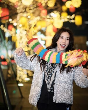 Karen Mok Man-Wai Instagram - 新的一年❣️龍光煥發🌟

Radiant Beginnings in the New Year✨

#莫文蔚 #KarenMOK #莫貓寶貝來拜年  #新年快樂 #龍年行大運 #龍年大吉  #LunarNewYear #YearoftheDragon #tommyhilfiger