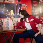 Karen Mok Man-Wai Instagram – 情與義 值千金🤝

今日嚟咗 @cocacolahk 《食神》嚐聚滋味館，火雞姐嘅感覺返哂嚟，個人仲自信咗、大隻咗⋯講笑啫！

多謝 @cocacolahk 同  @hingkeehk 今次重現咗咁多經典 《食神》場景，唔單止有得試限定黯然銷魂飯，仲有得VR打牛丸乒乓波，啲回憶真係返晒嚟～

你都快啲過嚟廟街嘅可口可樂® 《食神》嚐聚滋味館，一齊嚐盡情與義滋味啦！開到 3 月 10 號咋～

#CocaColaHK #可口可樂 #RecipeForMagic #Foodmarks #人情滋味 #嚐聚在一起 #情與義 #可口可樂食神嚐聚滋味館