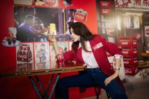 Karen Mok Man-Wai Instagram - 情與義 值千金🤝 今日嚟咗 @cocacolahk 《食神》嚐聚滋味館，火雞姐嘅感覺返哂嚟，個人仲自信咗、大隻咗⋯講笑啫！ 多謝 @cocacolahk 同 @hingkeehk 今次重現咗咁多經典 《食神》場景，唔單止有得試限定黯然銷魂飯，仲有得VR打牛丸乒乓波，啲回憶真係返晒嚟～ 你都快啲過嚟廟街嘅可口可樂® 《食神》嚐聚滋味館，一齊嚐盡情與義滋味啦！開到 3 月 10 號咋～ #CocaColaHK #可口可樂 #RecipeForMagic #Foodmarks #人情滋味 #嚐聚在一起 #情與義 #可口可樂食神嚐聚滋味館