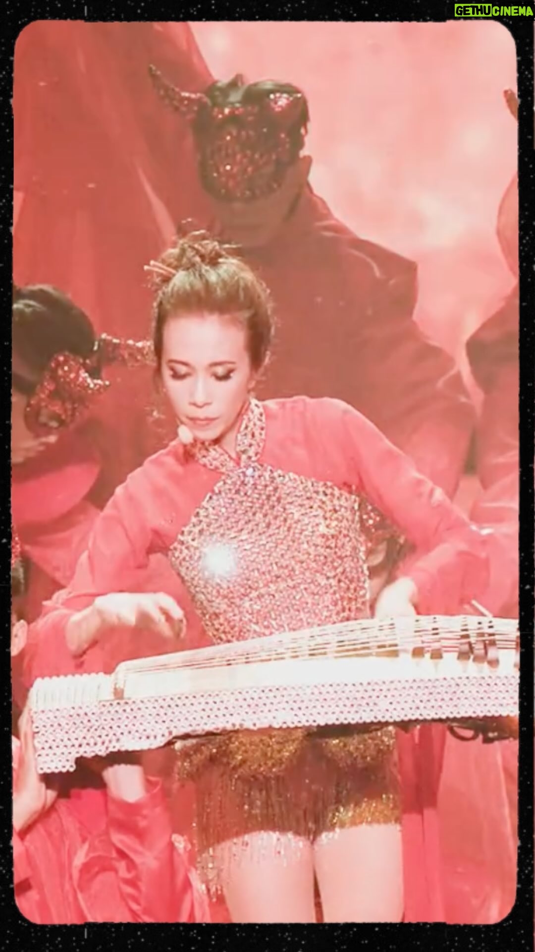 Karen Mok Man-Wai Instagram - 始於興趣,敬於藝術。
演唱會經典回顧特輯 —— 古箏
Remembering the moments through the strings of nostalgia.
#something #big #ComingSoon #nostalgia #古箏 #specialmusicinstrument #莫文蔚 #KarenMOK