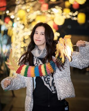 Karen Mok Man-Wai Instagram - 新的一年❣️龍光煥發🌟

Radiant Beginnings in the New Year✨

#莫文蔚 #KarenMOK #莫貓寶貝來拜年  #新年快樂 #龍年行大運 #龍年大吉  #LunarNewYear #YearoftheDragon #tommyhilfiger