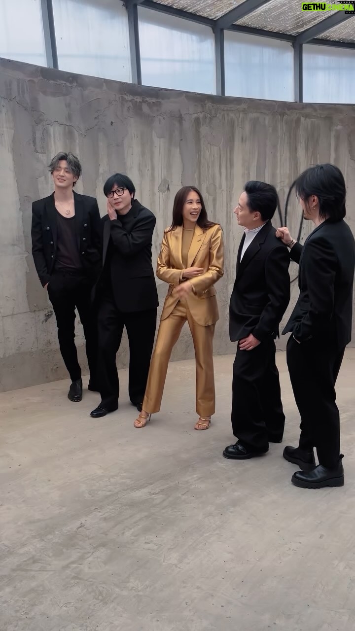Karen Mok Man-Wai Instagram - Rocking《豹變》 with The Masters! 🎸🎵
@terrychan808 @araiz @jamesjhl & 張亞東
🧥: @tomford
Styled by @alvingoh
#豹變 #metamorphosis #newmusic #BehindTheScenes #somethingbig #thebigbigshow #themasters #莫文蔚 #KarenMOK