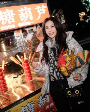 Karen Mok Man-Wai Instagram - 新的一年❣️龍光煥發🌟

Radiant Beginnings in the New Year✨

#莫文蔚 #KarenMOK #莫貓寶貝來拜年  #新年快樂 #龍年行大運 #龍年大吉  #LunarNewYear #YearoftheDragon #tommyhilfiger