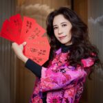 Karen Mok Man-Wai Instagram - 祝大家新年快樂🧨紅包滿滿🧧 Wishing everyone a Happy New Year ! 🎉 👗 @VivienneTam 💇‍♀️ @carrcheng 💄 @lingchan_makeup 📸 @janshenphoto #莫文蔚 #KarenMOK #莫貓寶貝來拜年 #新年快樂 #龍年行大運 #龍年大吉 #LunarNewYear #YearoftheDragon